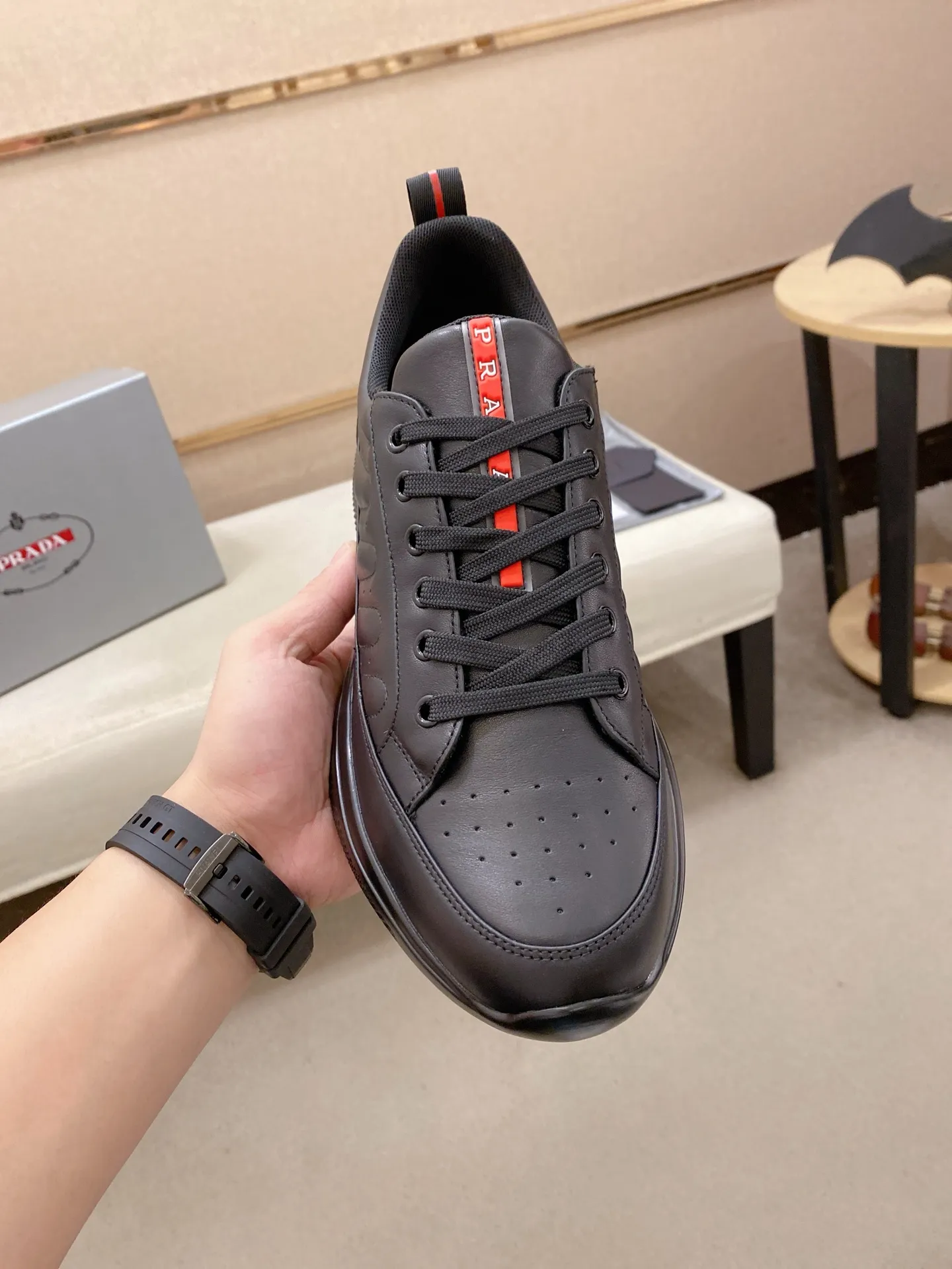Men's Men's Shoes 560💰 ✔️✔️✔️High version High-quality new PRADA (Prada) counters are launched simultaneously. The new men's shoes and 😘fabrics are selected from first-layer cowhide and are made by pure handicrafts. Lining: Full cowhide lining. 👍🏿 High-end ☄️ air-cushion molded anti-slip rubber outsole, exquisite lines, simple and elegant, comfortable and high-end for leisure travel. Code number: 38 to 45